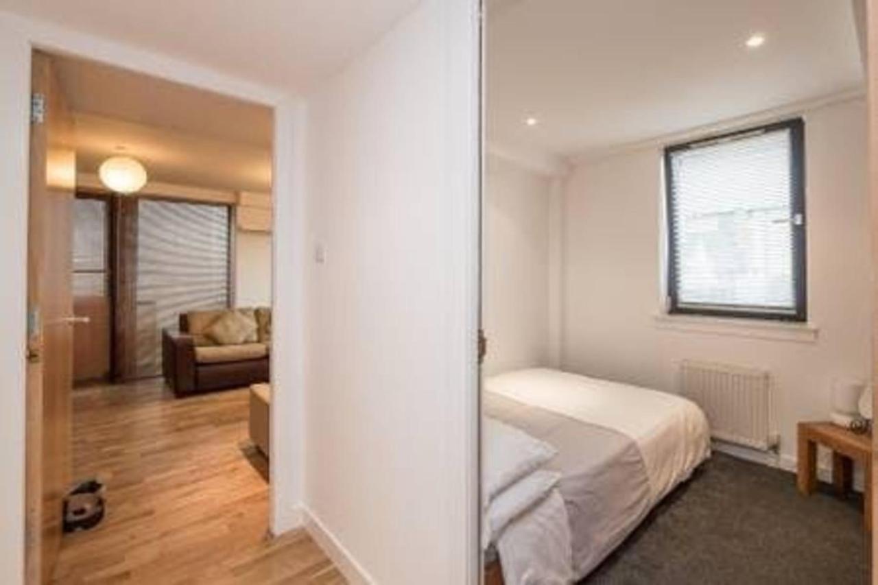 Appartamento Modern Flat In The Middle Of Old Town Edimburgo Esterno foto